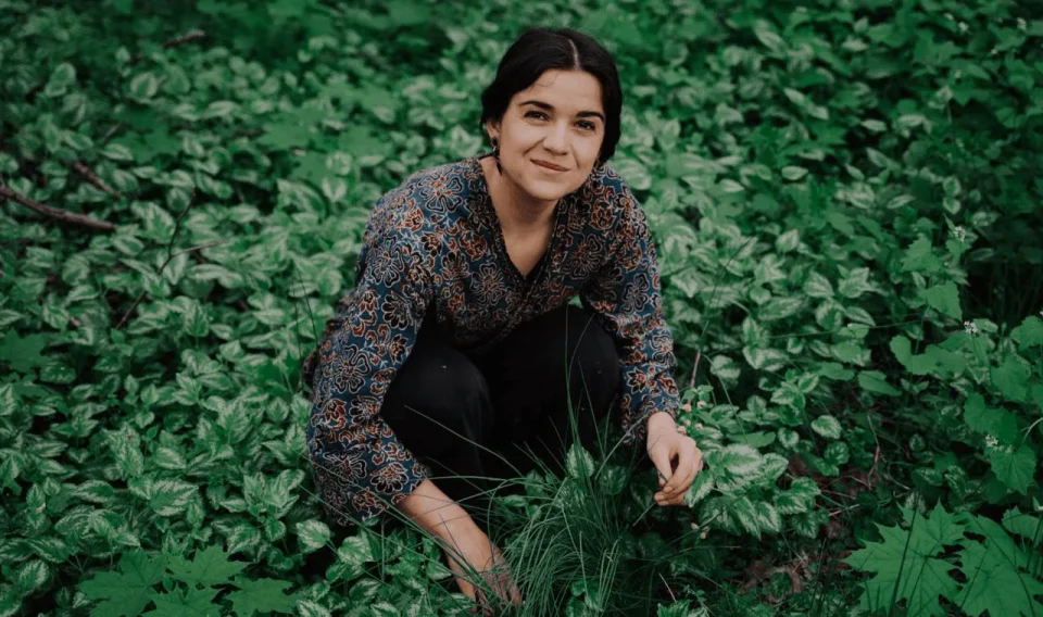 Existing Sinnkraut photograph of Lea Nassim Tajbakhsh surrounded by green plants.
